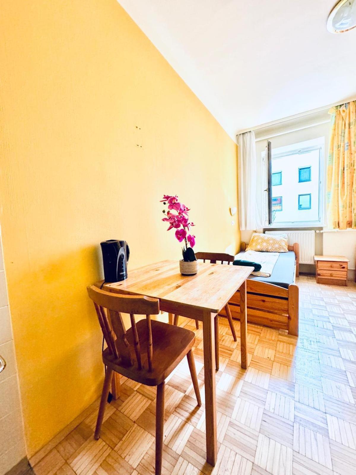 Affordable Central Rooms, 10-Min To Lugner City Вена Экстерьер фото